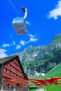 Фуникулер подниет туристов на вершину горы Сэнтис. Экскурсия в Швейцарские Альпы на гору Сэнтис.