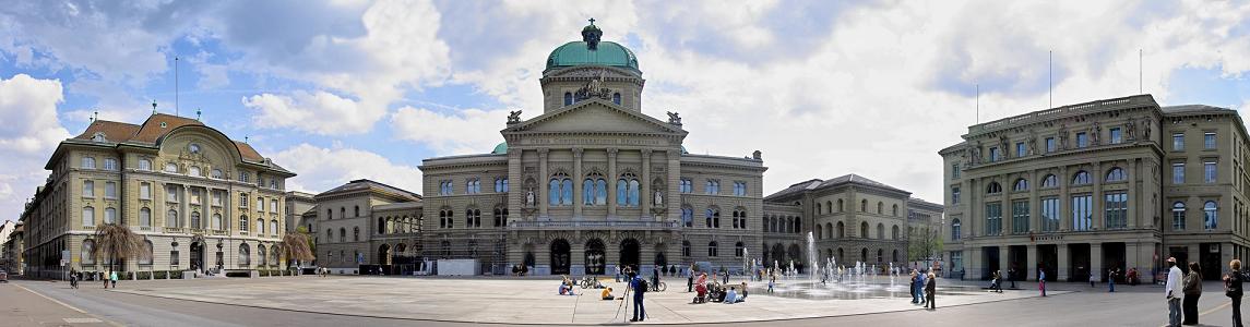 Парламентская площадь в Берне. Слева направо: Национальный Банк Швейцарии, здание Парламента, бернский Кантональный Банк. Обзорная экскурсия по Берну. Экскурсовод в Берне.